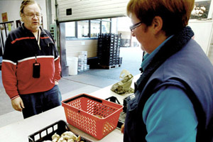 Yrityksen toinen työntekijä Anne Silvast. Kuva Tuote ja Vihannes Ky.